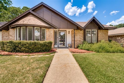 4717 Oak Valley Dr, Arlington, TX, 76016-1739 | Card Image
