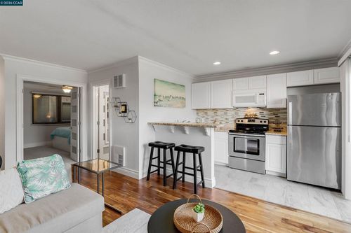 164-1 1 Embarcadero W, Oakland, CA, 94607 | Card Image