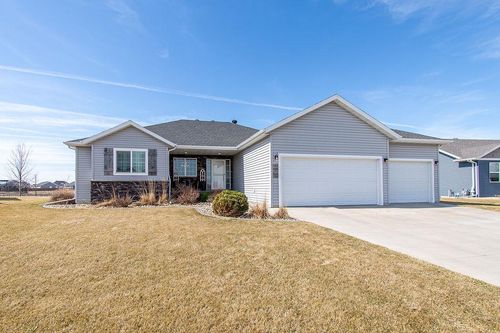 713 48th Ave W, West Fargo, ND, 58078-4067 | Card Image
