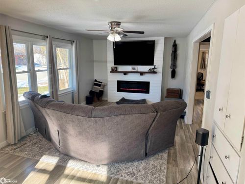 1811 7th St, Nevada, IA, 50201-1203 | Card Image