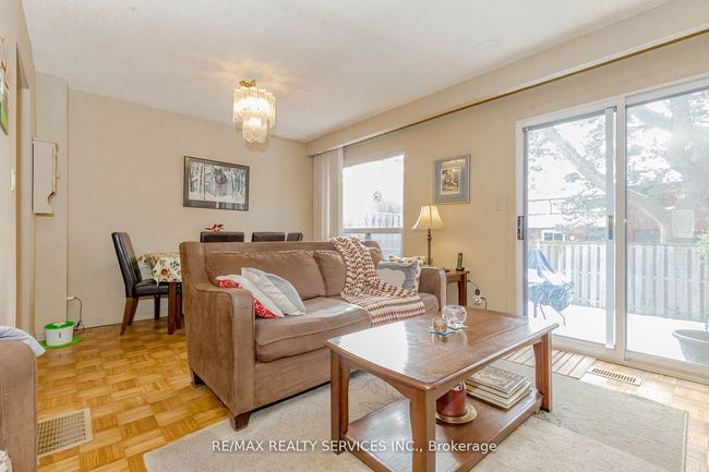4 Collins Cres, Condo with 3 bedrooms, 2 bathrooms and 1 parking in Brampton ON | Image 6