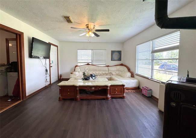 1435 Shaws Bend Rd, Home with 3 bedrooms, 2 bathrooms and null parking in Columbus TX | Image 6