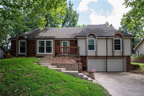 8005 N London Dr, Kansas City, MO, 64151-1216 | Card Image