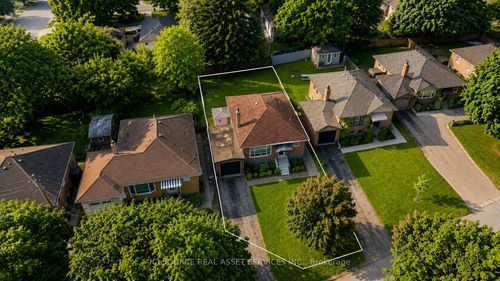 100 Ballacaine Dr, Etobicoke, ON, M8Y4B8 | Card Image