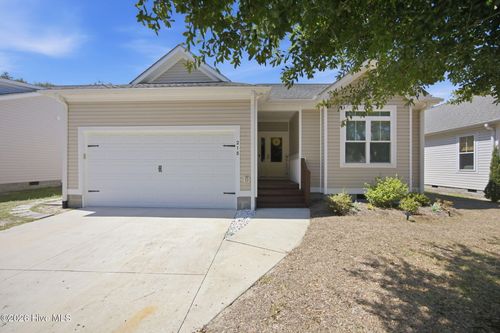215 Ne 54th St, Oak Island, NC, 28465-4904 | Card Image