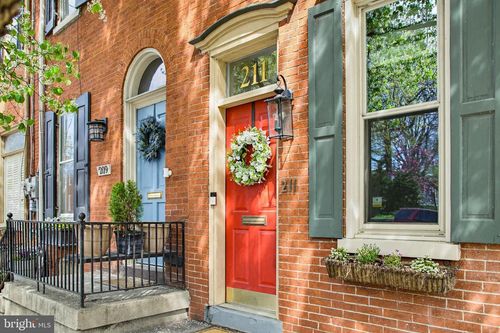 211 E Chestnut St, LANCASTER, PA, 17602-2705 | Card Image