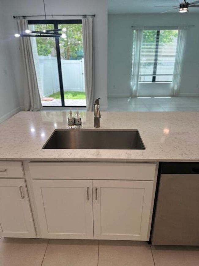 4504 Hartwell Ln, Townhouse with 3 bedrooms, 3 bathrooms and null parking in Riviera Beach FL | Image 6