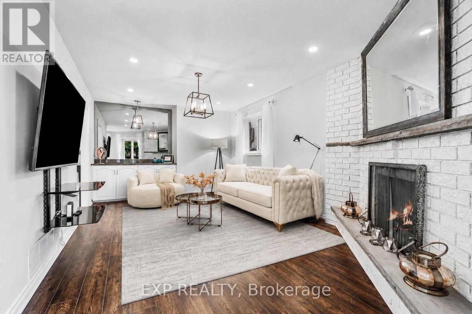 Residential in Richmond Hill (North Richvale) 4