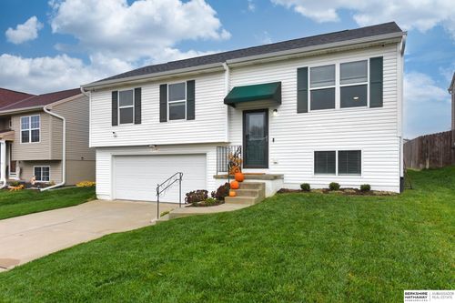 8944 Quest St, Omaha, NE, 68122-5225 | Card Image