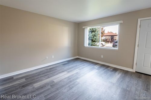 27285 Lawnwood St, Roseville, MI, 48066-7919 | Card Image