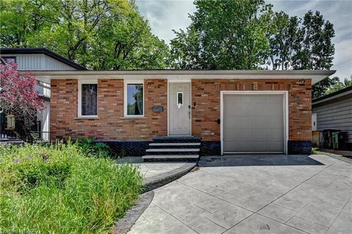 525 Fallingbrook Dr, Waterloo, ON, N2L4N2 | Card Image