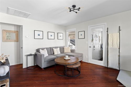 11 6th 6th St, Riverhead, NY, 11901 | Card Image