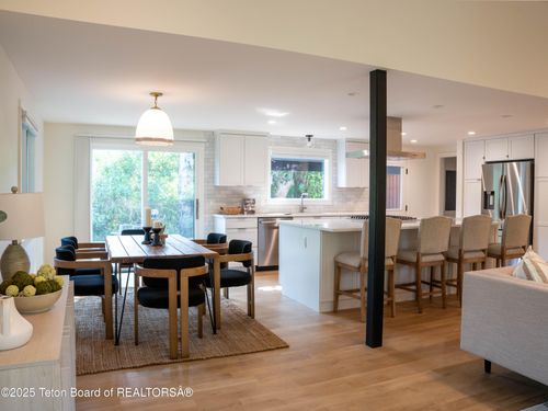 725 Cache Creek Dr, Jackson, WY, 83001-8676 | Card Image