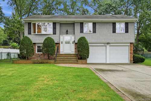 86 39th St, Islip, NY, 11751-1126 | Card Image