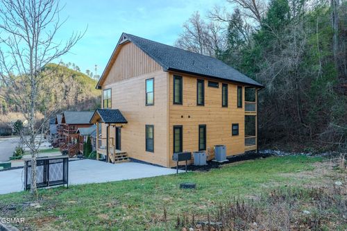 3139 Cherokee Valley Dr, Pigeon Forge, TN, 37862-7700 | Card Image