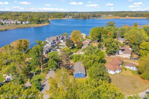 1095 Wyman Dr, Waterford, MI, 48328-3965 | Card Image