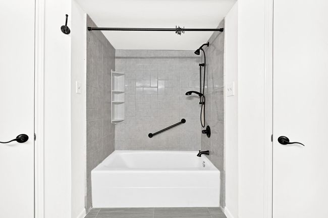 Tub/shower combo in the primary bath. | Image 34