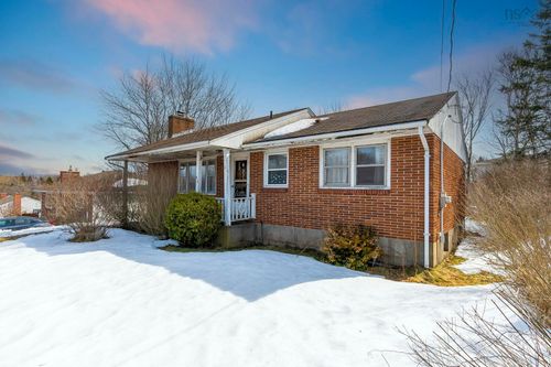 42 Oakwood Avenue, Dartmouth, NS, B2W3C9 | Card Image