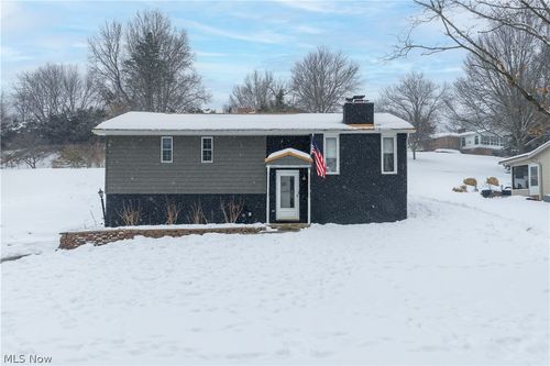 415 Springbrook Dr Sw, New Philadelphia, OH, 44663-9562 | Card Image