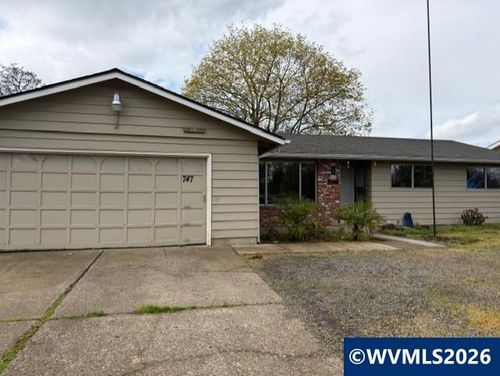747 49th Ave Se, Salem, OR, 97317-5741 | Card Image