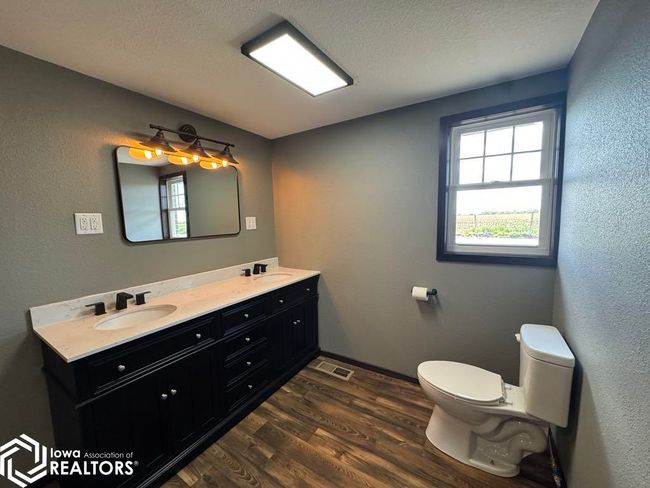 19229 Highway 5, Home with 4 bedrooms, 2 bathrooms and 2 parking in Centerville IA | Image 46