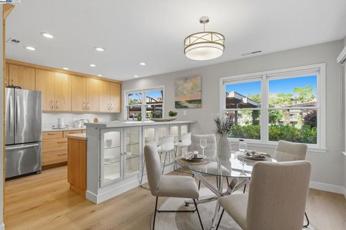 642 Centre Ct, Alameda, CA, 94502-6560 | Card Image