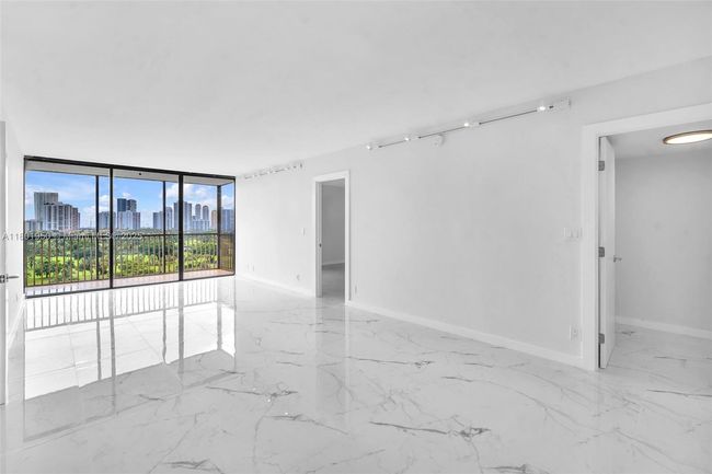 APT-1108 - 20335 W Country Club Dr, Condo with 2 bedrooms, 2 bathrooms and null parking in Aventura FL | Image 4