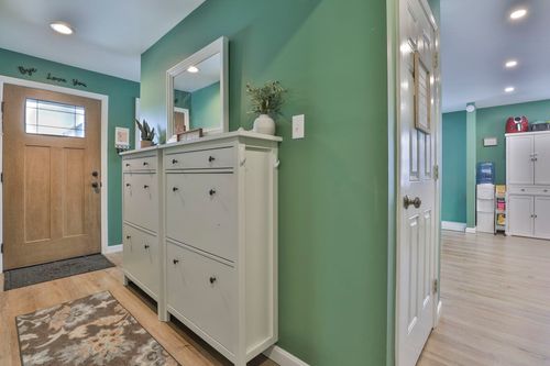 668 W Hollis St, Nashua, NH, 03062-1300 | Card Image