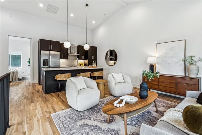 102 - 2138 Lovedale Ave, Condo with 2 bedrooms, 3 bathrooms and null parking in Dallas TX | Image 5