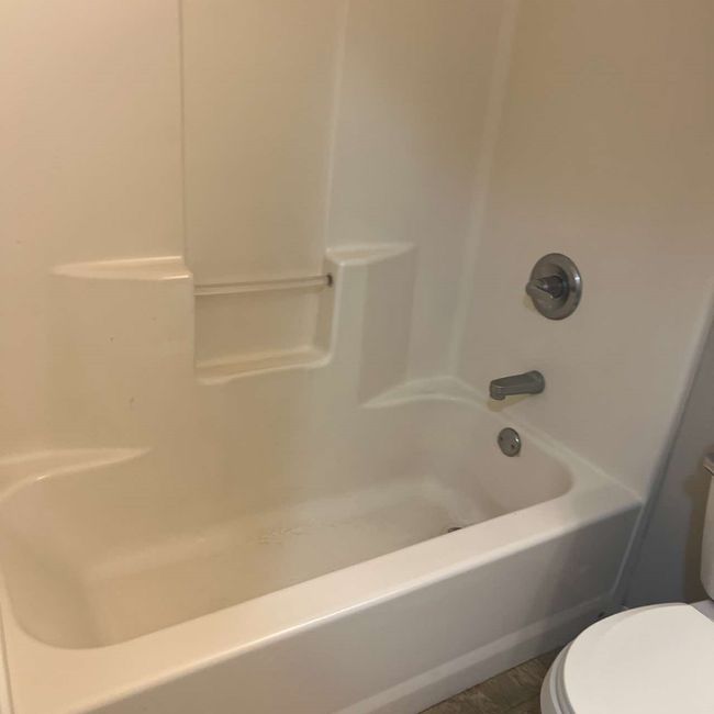 Full bathroom with toilet and bathing tub / shower combination | Image 16