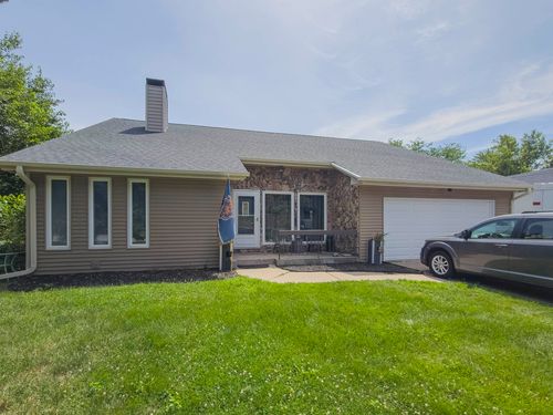 4455 Amesbury Dr, Bettendorf, IA, 52722-1810 | Card Image