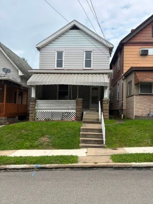 526 Longfellow St, Vandergrift, PA, 15690-1420 | Card Image