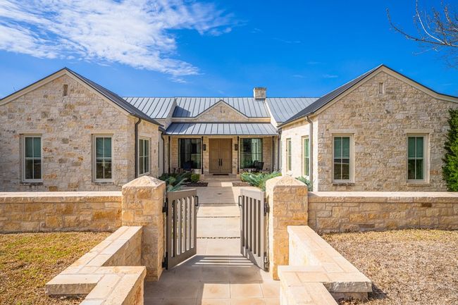 705 W Creek St, Home with 3 bedrooms, 5 bathrooms and 3 parking in Fredericksburg TX | Image 6