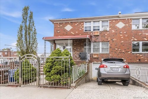 8950 Pontiac St, Queens Village, NY, 11427-2767 | Card Image