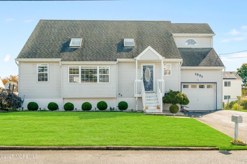 1521 Neptune Ave, Beachwood, NJ, 08722-4216 | Card Image