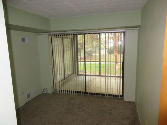 18447 University Park Dr, Condo with 2 bedrooms, 1 bathrooms and null parking in Livonia MI | Image 15