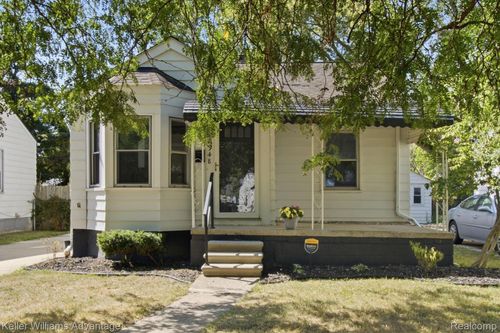 18948 Kenosha St, Harper Woods, MI, 48225-2130 | Card Image