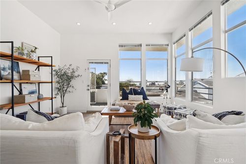 647 1st Pl, Hermosa Beach, CA, 90254-5202 | Card Image
