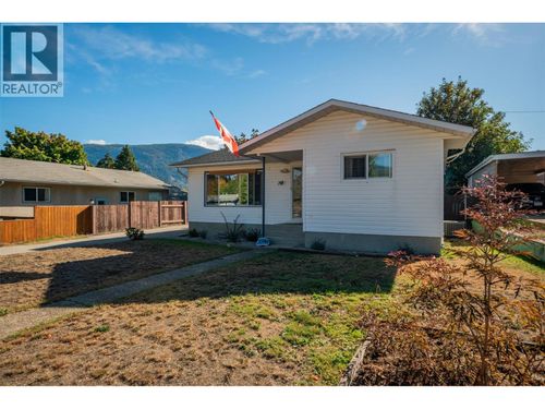 204 Pinewood Dr, Castlegar, BC, V1N2M4 | Card Image