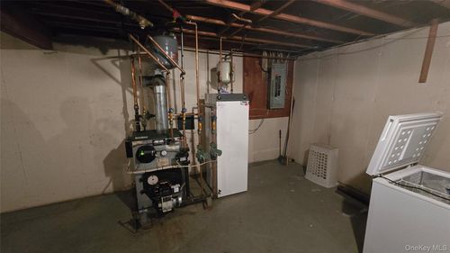 52 Timber Dr, Calverton, NY, 11933-1124 | Card Image