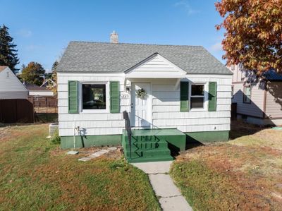 5223 N Stevens St, Home with 3 bedrooms, 1 bathrooms and null parking in Spokane WA | Image 1