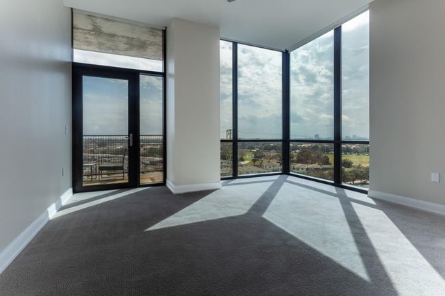 Split guest suite with ensuite bath, walk-in closet & balcony. | Image 25