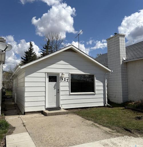 127 2nd Ave W, Biggar, SK, S0K0M0 | Card Image