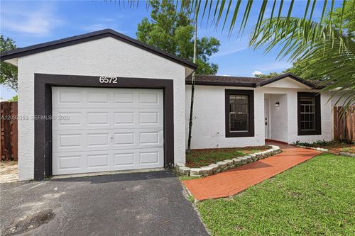 6572 Nw 197th Ln, Hialeah, FL, 33015-8132 | Card Image