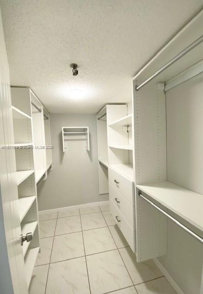 APT-209 - 201 180 Th Dr, Condo with 1 bedrooms, 2 bathrooms and null parking in Sunny Isles Beach FL | Image 11