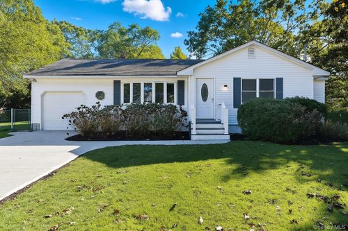 7 Harvard Dr, Hampton Bays, NY, 11946-2630 | Card Image