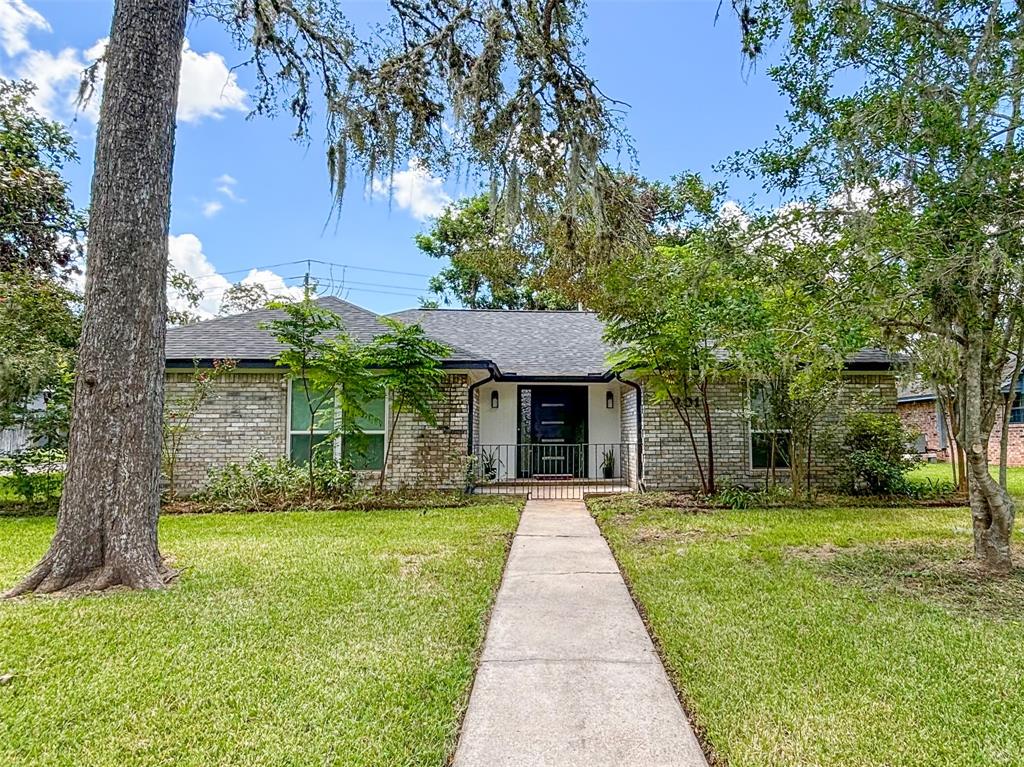 Banyan St, Lake Jackson, TX 77566