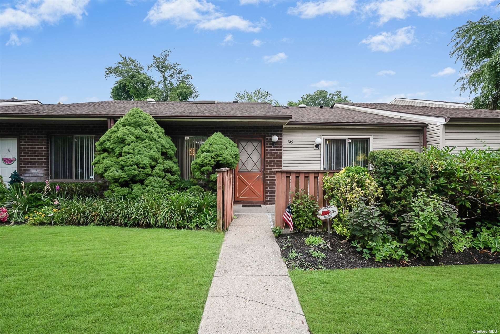 Hilltop Ct, Coram, NY 11727