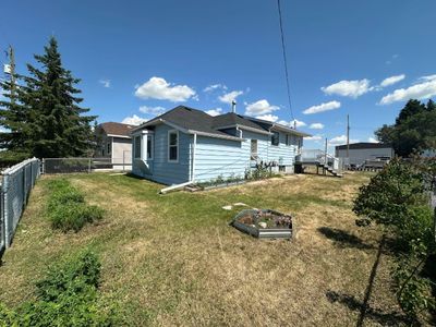 5219 47 St, House detached with 4 bedrooms, 2 bathrooms and 1 parking in Alix AB | Image 2