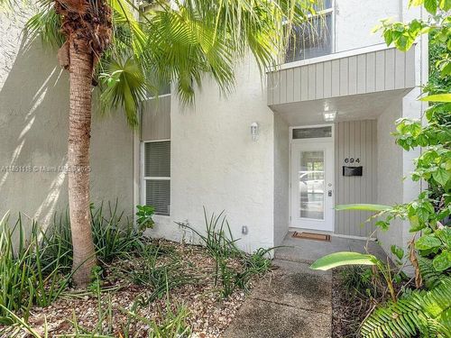 694 Kensington Pl, Wilton Manors, FL, 33305-3913 | Card Image